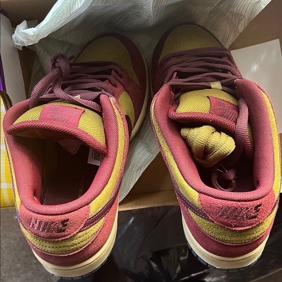 Nike SB Dunk Low Pro in Dark Team Red and Burgundy - Picture 4 of 5